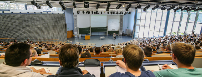 Studierende sitzen in einer Vorlesung im Audimax.